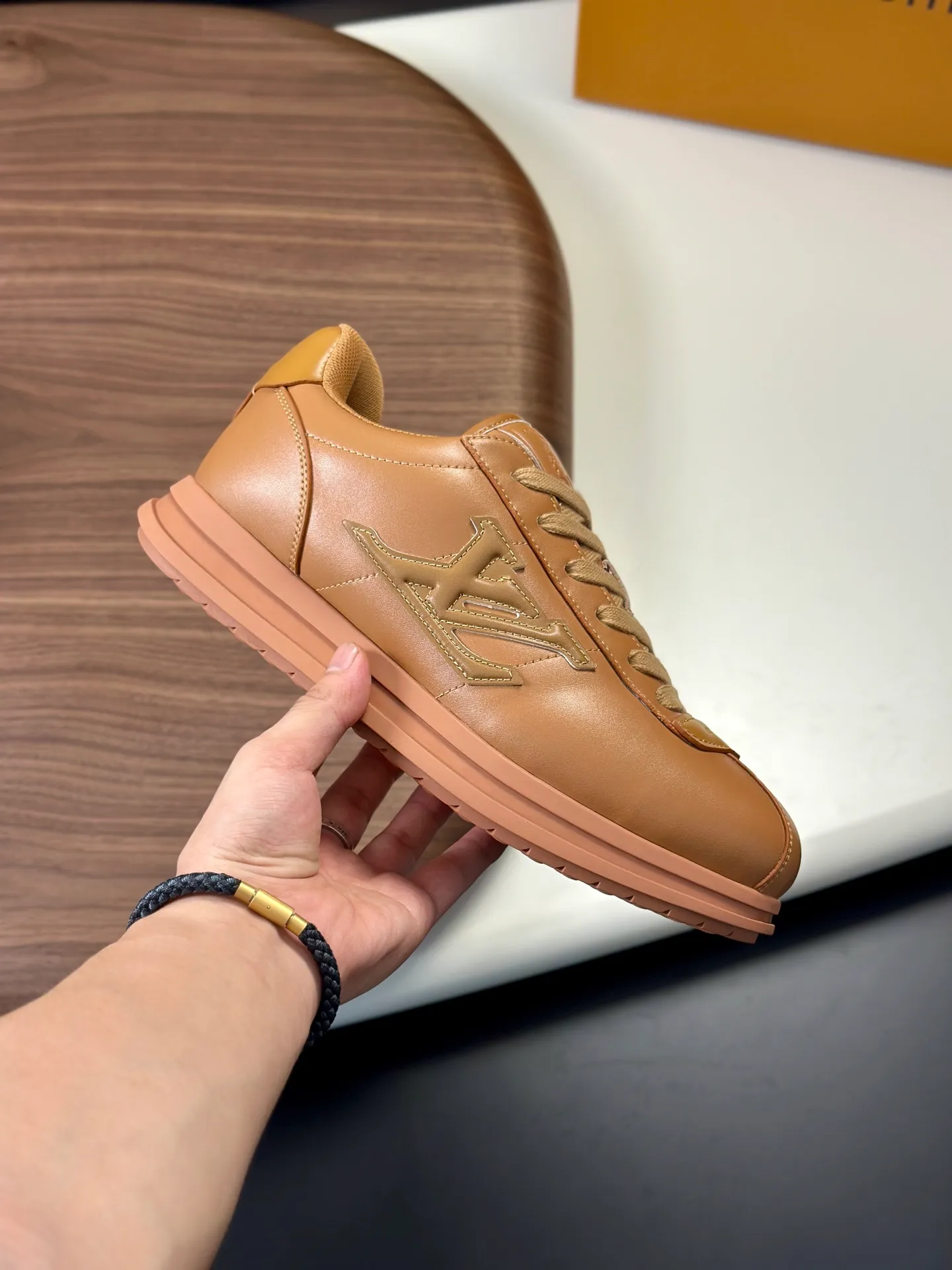 Factory direct sale ¥700💰Full set of packaging💰Top version LV-Louis Vuitton-Classic catwalk new style 1:1 developed replica of the original version! ! The upper foot is very comfortable. It is made of luxurious materials and fine workmanship. The midsole is printed with English letters "Made in Europe". The upper is made of calfskin imported from Italy. The side is decorated with the brand's LOGO and signature. The latest latex foot pads and mesh lining make the foot feel super comfortable. The original two-color TPU combination outsole is specially provided by the original factory. Bag technology Goodyear stitched edges Fabric: Exclusive custom first-layer cowhide Accessories: Exclusive private model Vuitton logo, lining: Customized silk mesh lining - first-layer silk cowhide lining Outsole: TPU combination outsole wear-resistant, non-slip and anti-yellowing Foot pads: new latex pads-mesh sweat-absorbent Counter technology: fully computerized sewing machine wire drawing Toe box back cover Hot and cold shaping Full set of pull-top last with medium and low logo pattern Counter packaging - Shoelaces, certificates, cards, instructions, certificates of quality, dust bags, the most comprehensive packaging on the Internet, men's size 339-44 (38/45 custom-made, non-refundable!